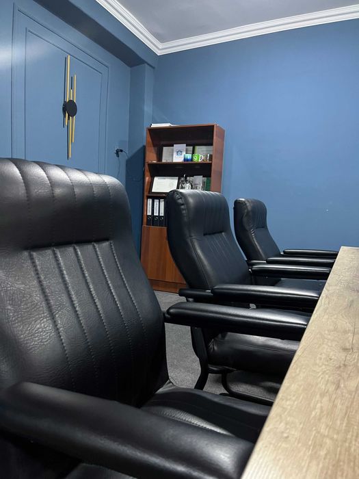 Ofis uchun sifatli stol va 6 ta qulay charm kreslolar sotiladi!