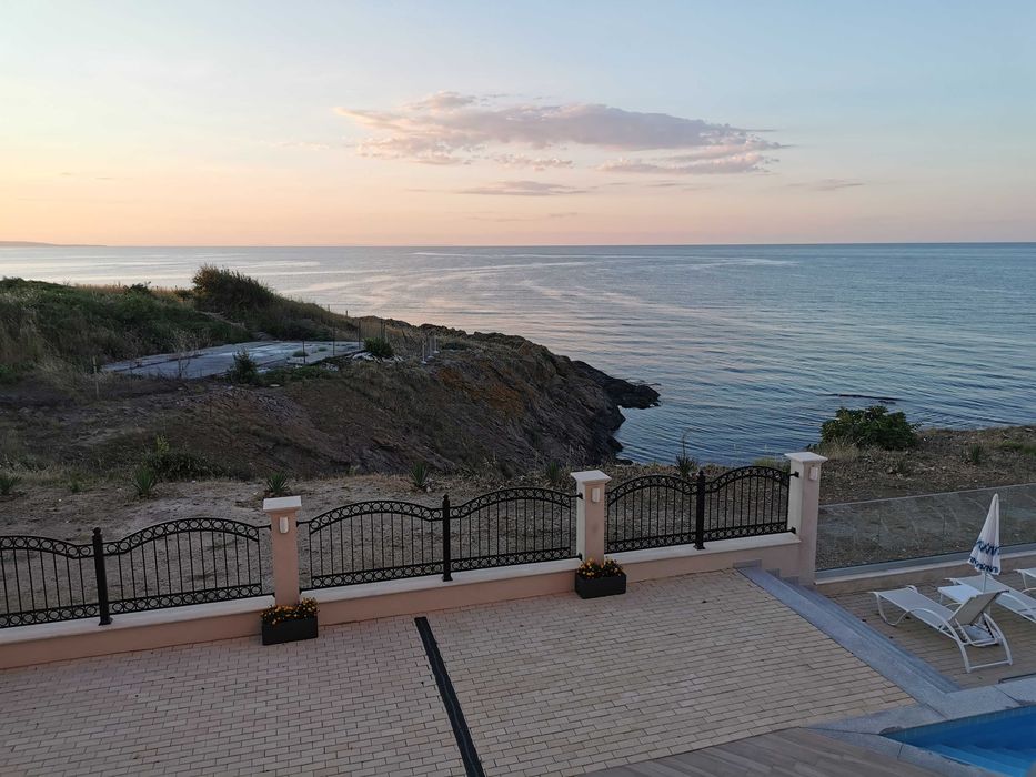 Уютен дом на брега на морето с уникална гледка