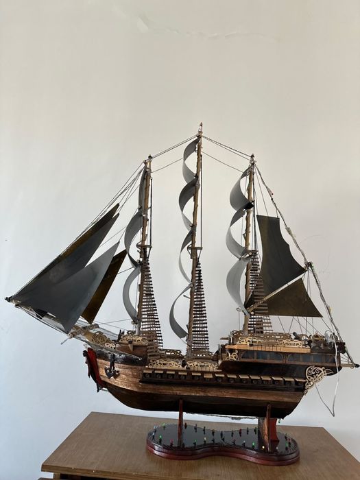 Ағаш кеме лед жарығы бар