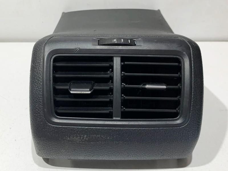 Grila ventilatie spate Volkswagen Golf 7 (2012-2017) 5G0863289C
