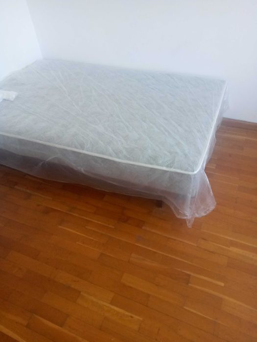 Продавам спалня без матрак с малка ракла.