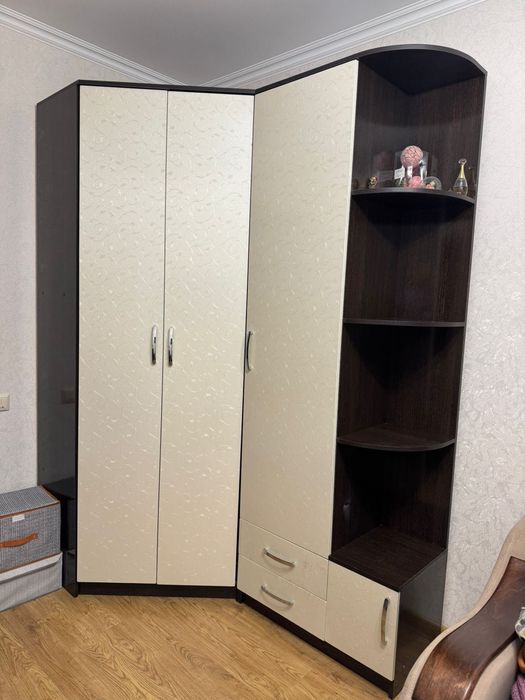 Продам угловой плательный шкаф