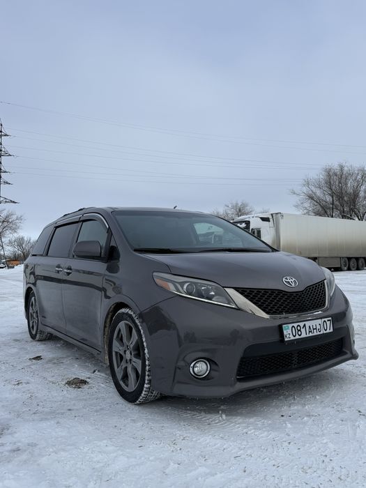 Toyota Sienna SE 2017 гв.