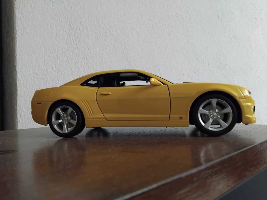 Chevrolet Camaro мащаб 1 18 Maisto с меко окачване, нов! Колекционерска коламетална количка !