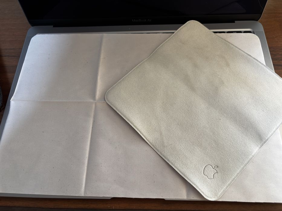 MacBook Air M1 8/256, AKB 100%