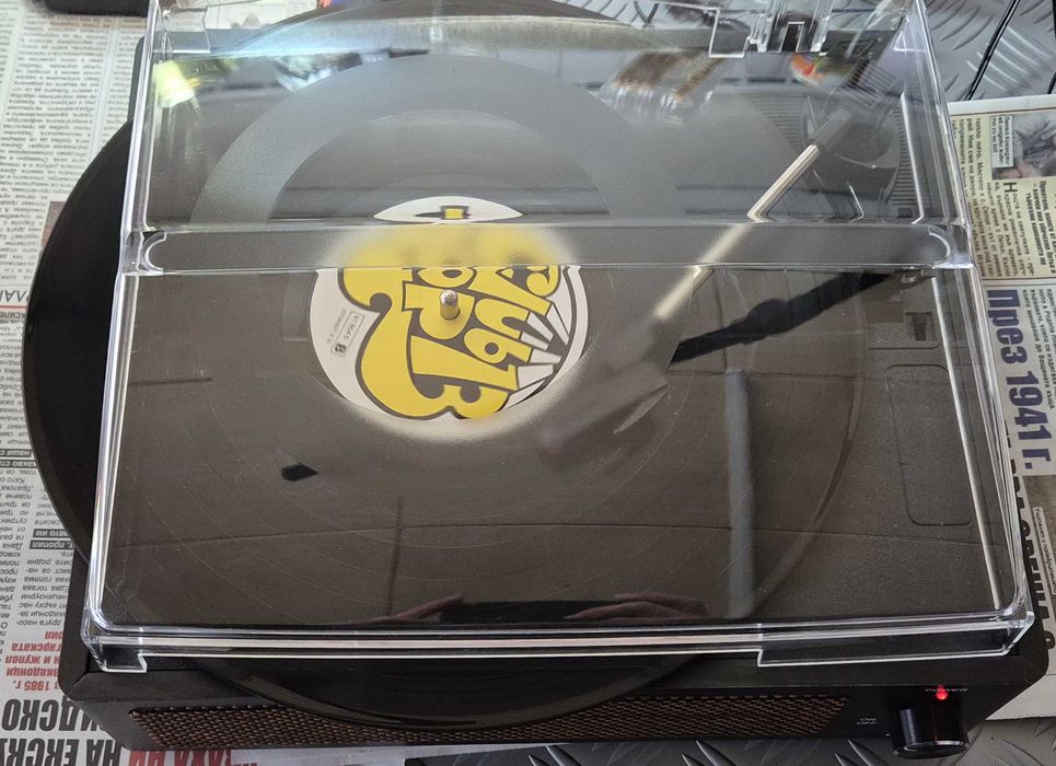 Грамофон с вградени тонколони, ретро дизайн