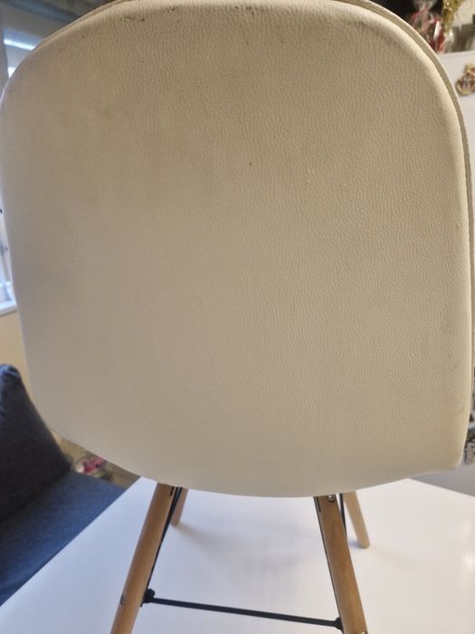 Трапезата стол.Бяла изкуствена кожа