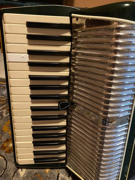 Vând acordeon foarte bun