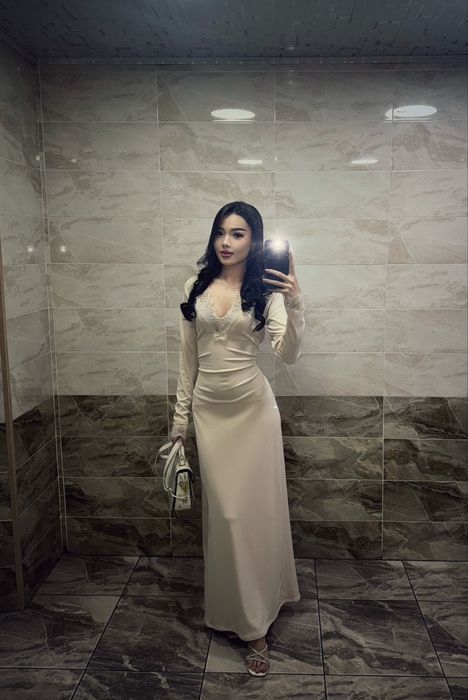 Платье длинное обтягивающее талию