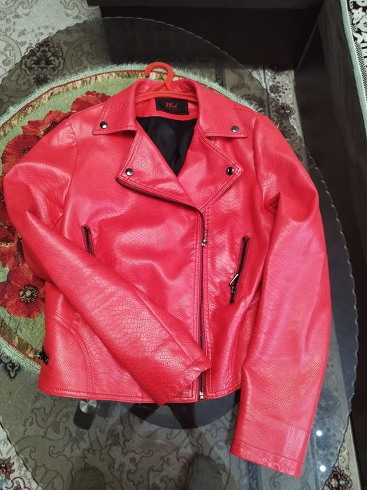 Продам две куртки новые