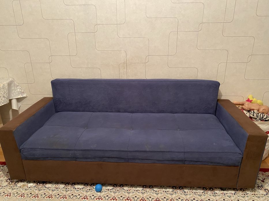 Синий диван для гостинной.