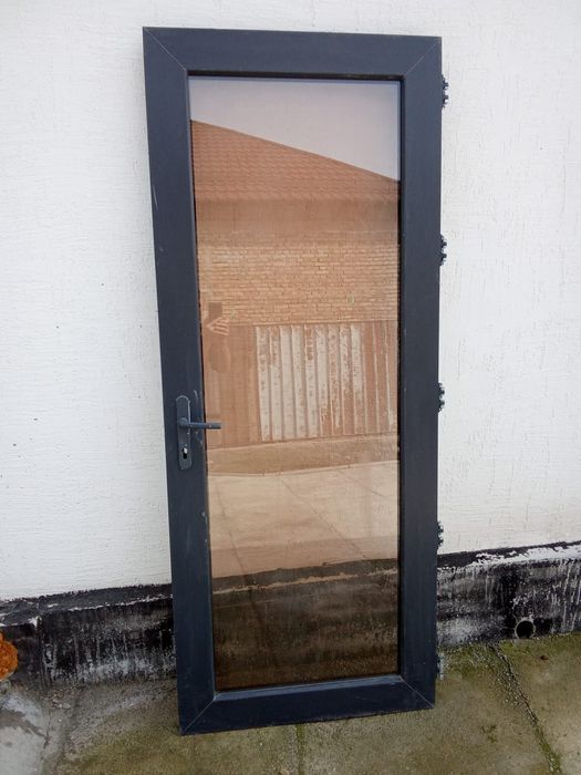 Продаётся пластиковая дверь