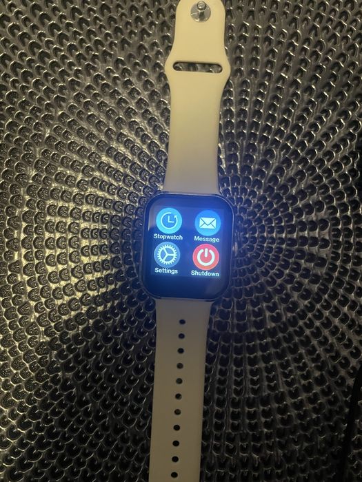 Ceas smartwatch.