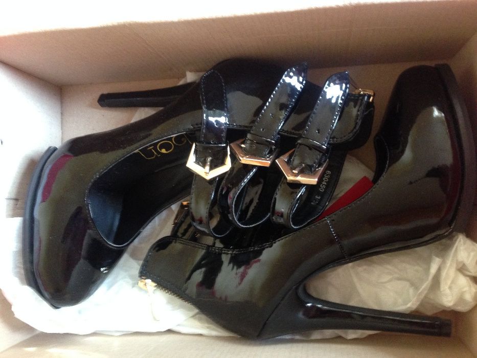 нови лачени обувки