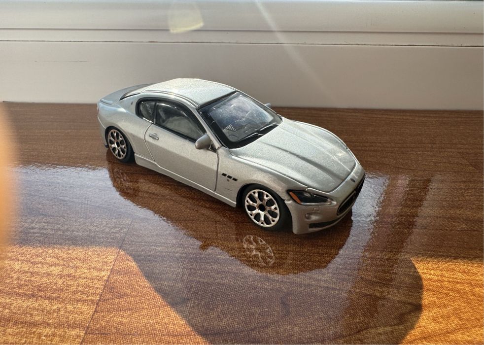 Machete auto 1/43 Burago