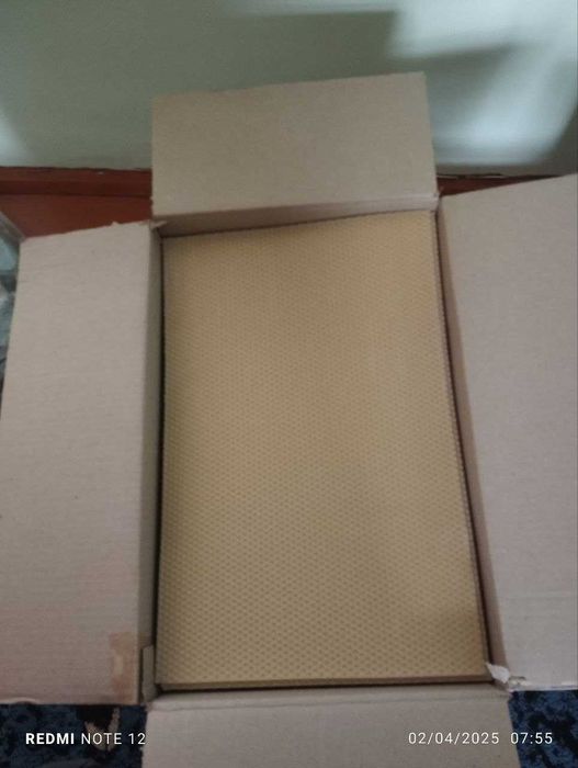 Асалари мум пардаси (вощина) сотилади.