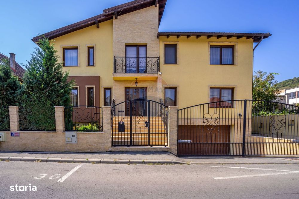 9 camere, 5 bai, spatiu hobby, gradina, garaj,locatie buna