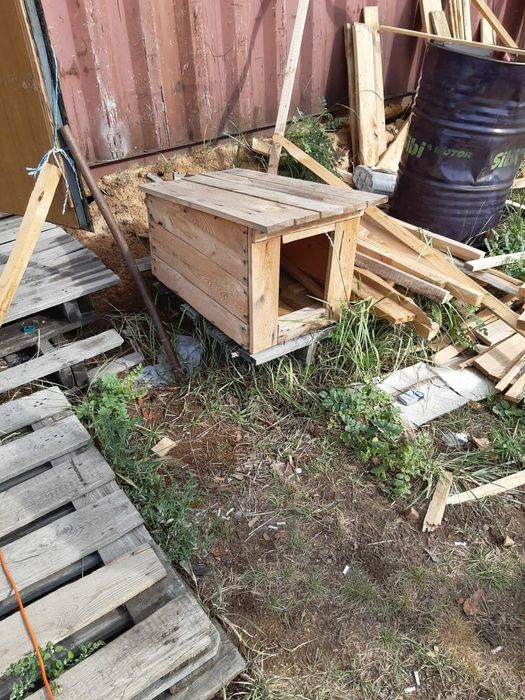 Продам туалеты и будки для собак.