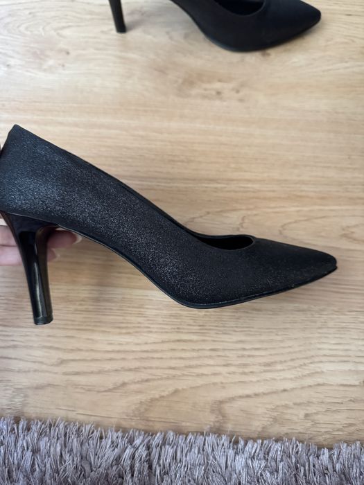 Черни блестящи токчета