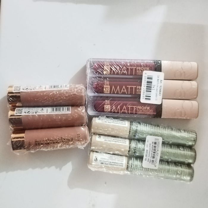 Vând lot produse cosmetice essence și catrice