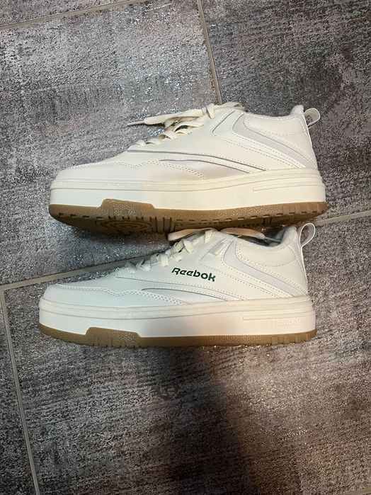Кецове Reebok Club C Extra Platform (конкретният цветова комбинация е Chalk / Glen Green / Gum).