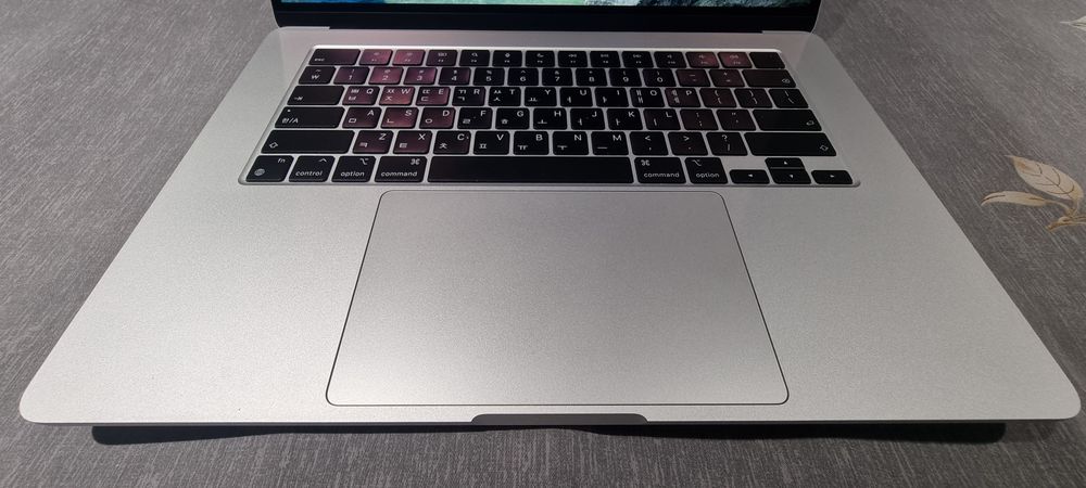 MacBook Air, ekran 15.3 Retina UHD, operativka 16GB, xotira 500GB SSD