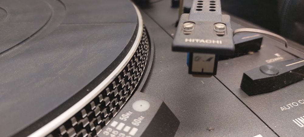 Продавам усилвател,дек и тунер и грамофон на Hitachi