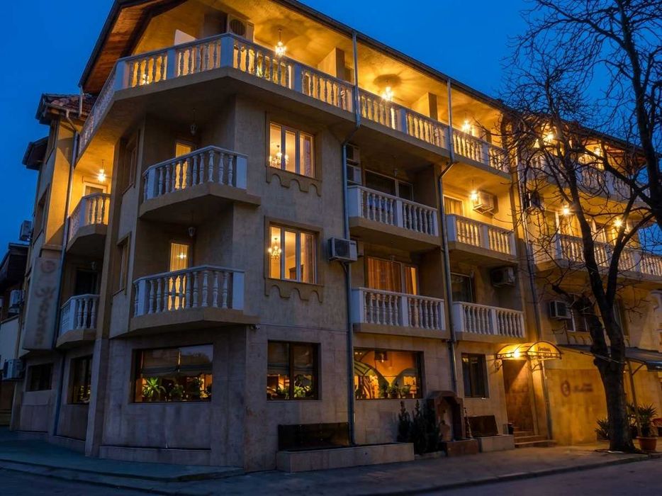 ЗАЛА под наем в бизнес сграда - краткосточен НАЕМ Дневен / Почасов / Уикенд на стратегическа локация в Благоевград ЦЕНА ПО ДОГОВАРЯНЕ ЗА ИЗБРАН ПЕРИОД