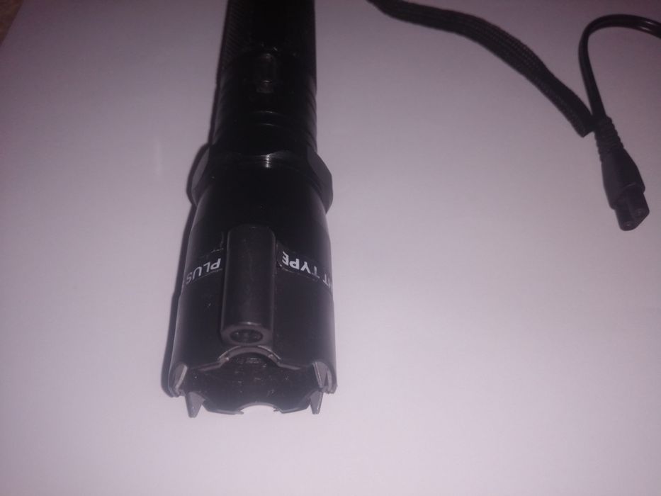 Lanternă electroșoc