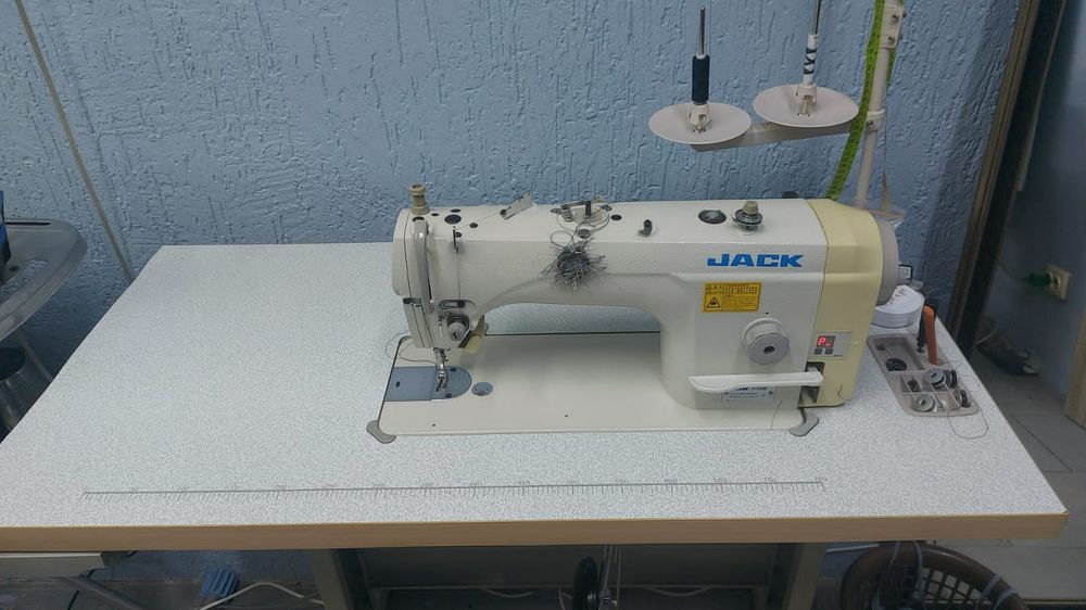 Продам швейную машинку JACK 9100B
