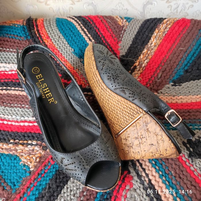 Продаю новые босоножки