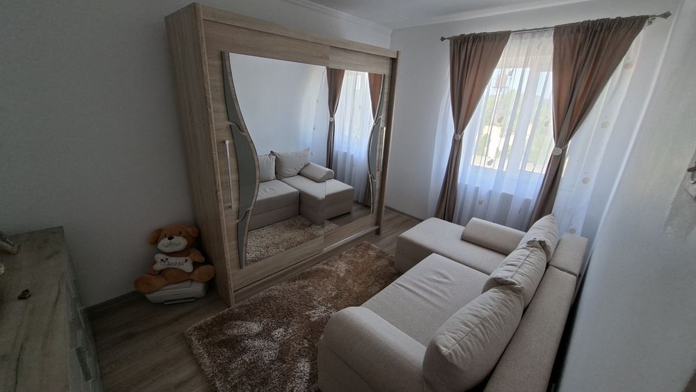 Apartament 3 camere + curte si camera de zi (ca la casă)  utilat mobilat