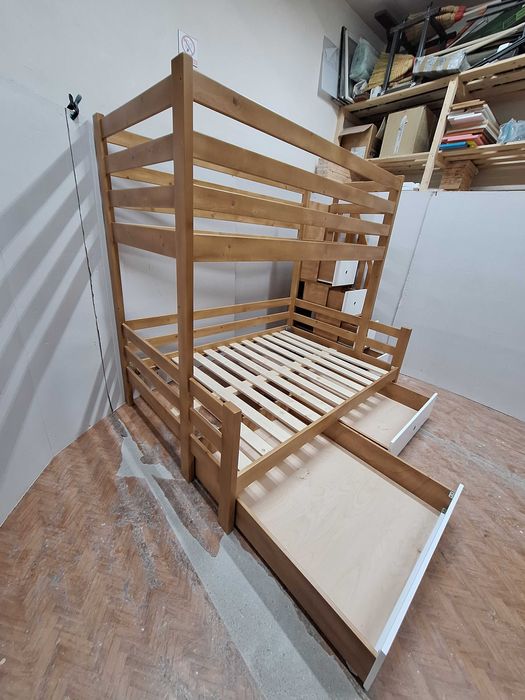 TRANSPORT GRATUIT.Pat etajat cu 3 locuri. Cod 3532