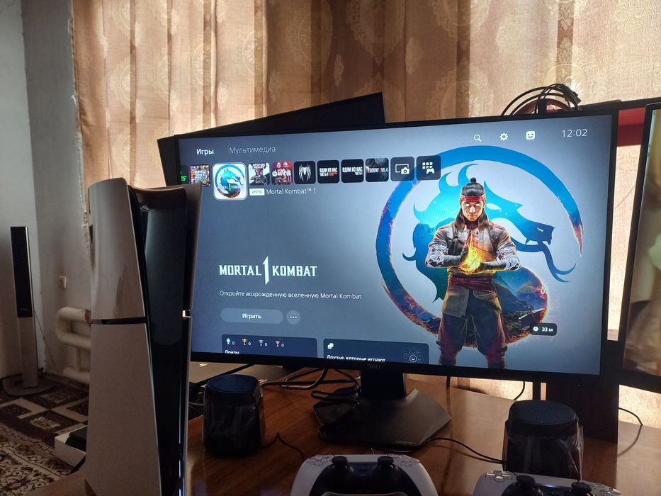 PS5 slim holati ideal tiniq 1TB hotirasi o'yinlar yozigan 2 djoystik.