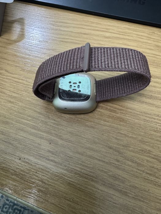 Часы Fitbit sense