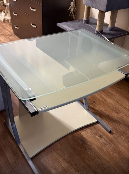 рабочий стеклянный стол