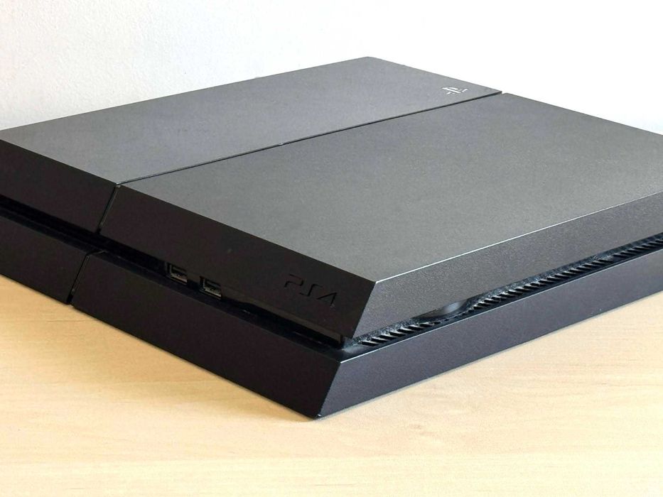 Бартер! Playstation 4 + 2 DualShock 4 контролера и 2 игри!