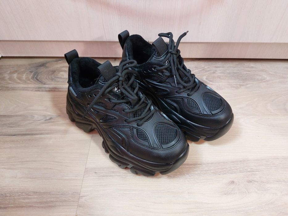 Кроссовки теплые на высокой подошве