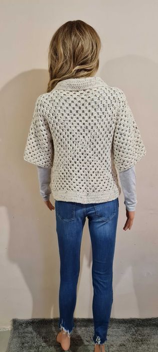 Ръчно плетена на една кука жилетка