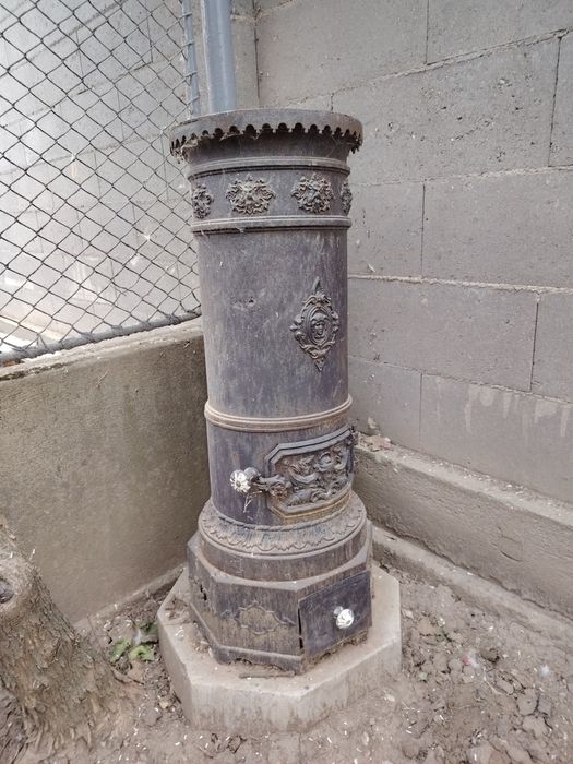 Vănd sobă din fontă veche cu postament de beton în jud arad oraș sănta