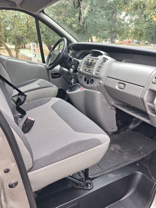 Vând Renault Trafic 2.0Diesel model lung 9locuri.