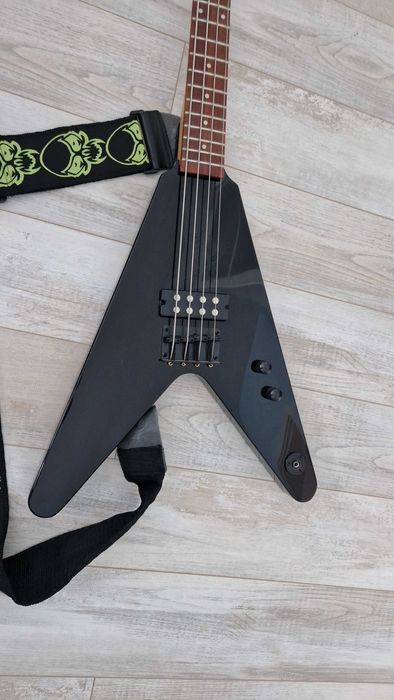 бас китара DEAN Flying V