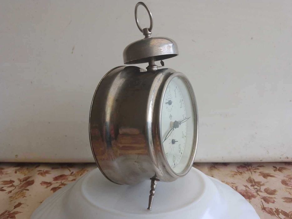 Ceas desteptator de masa vechi -mecanic Jnsa .95 lei