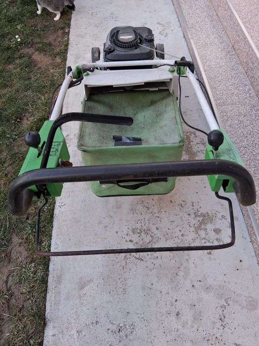 Vând mașină de tuns gazon pe benzină Viking.