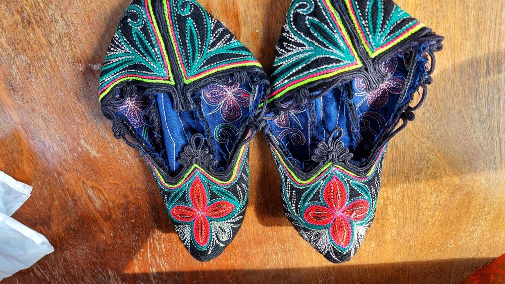 Бродирани родопски терлици