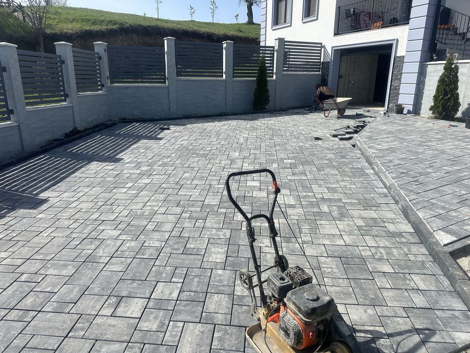 Execut lucrări de pavaje / Terasamente / gazoane / garduri