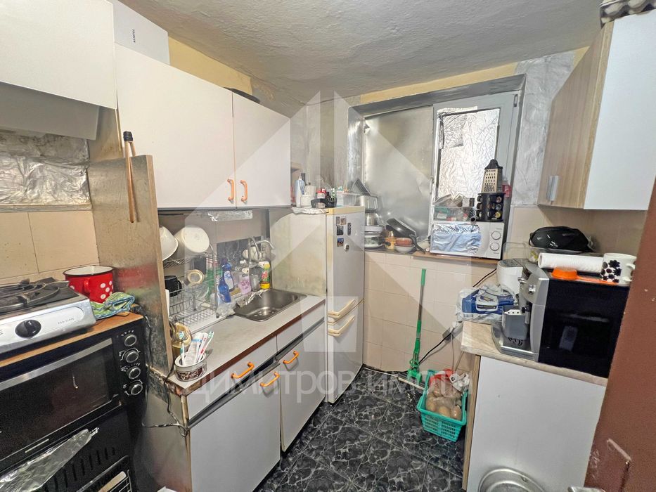 Продава самостоятелна двуетажна къща с двор от 600 м2 и ГАРАЖ. Център!