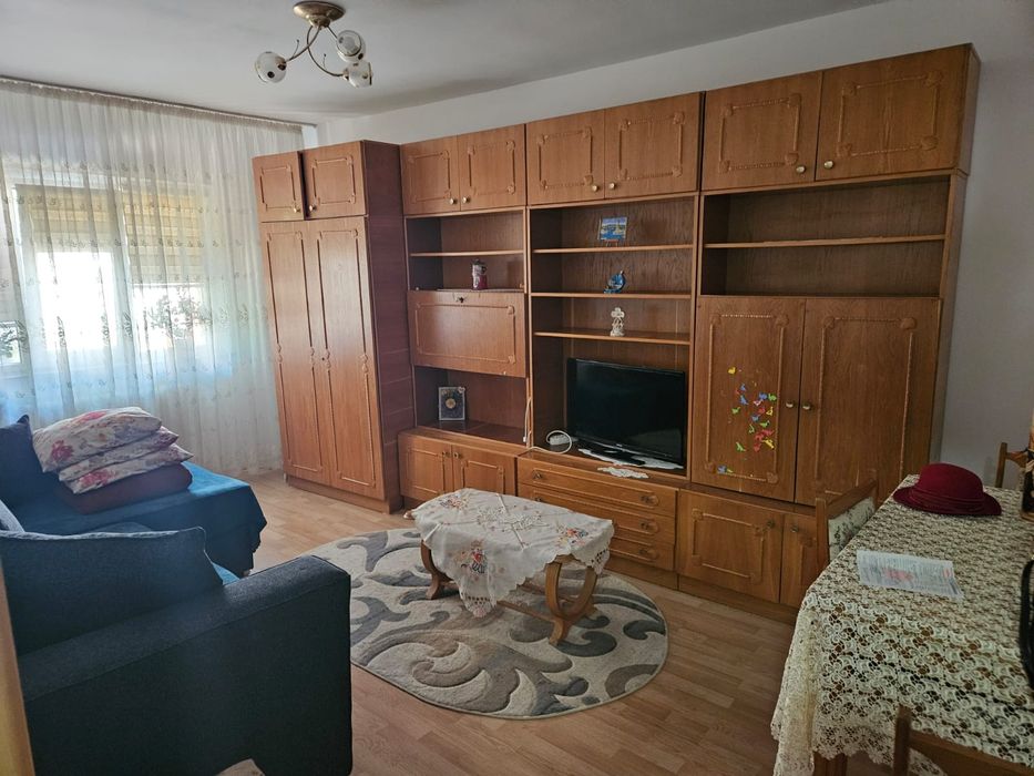 Închiriez apartament cu 2 camere