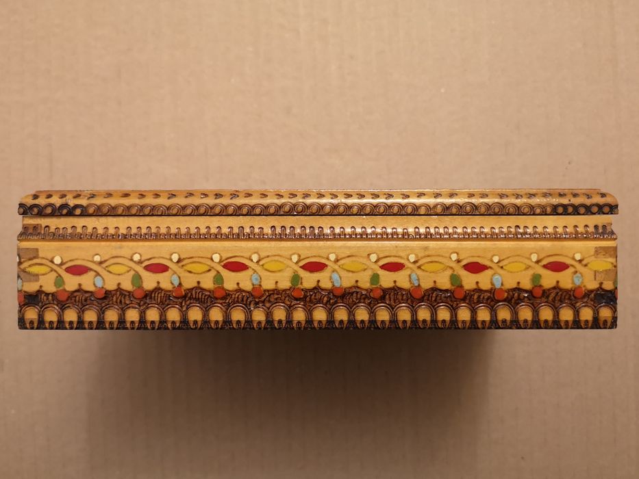 Продавам дървена гравирана табакера за 40 цигари.