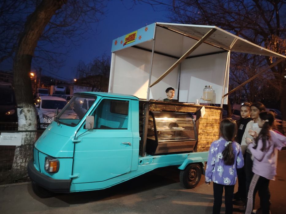Închiriez food truck bar mobil Piaggio ape